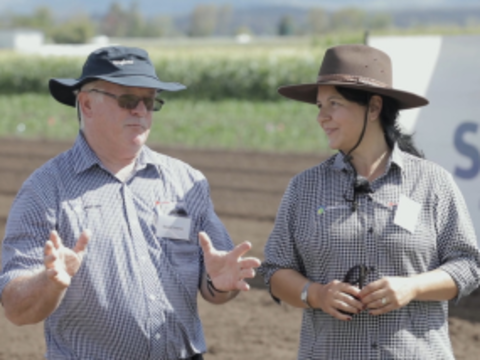 David Towner (left) and Marija Tromp (right) at Syngenta GrowMore Gatton 2022, discussing their first experience with MIRAVIS® Duo fungicide.