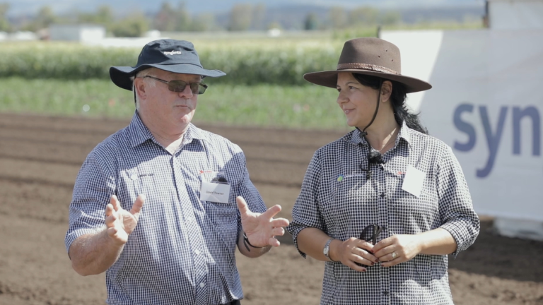 David Towner (left) and Marija Tromp (right) at Syngenta GrowMore Gatton 2022, discussing their first experience with MIRAVIS® Duo fungicide.